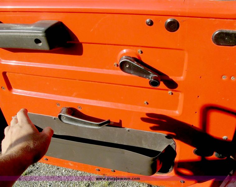 image for item 8465 1997 International 4000 Series 4900 dump truck