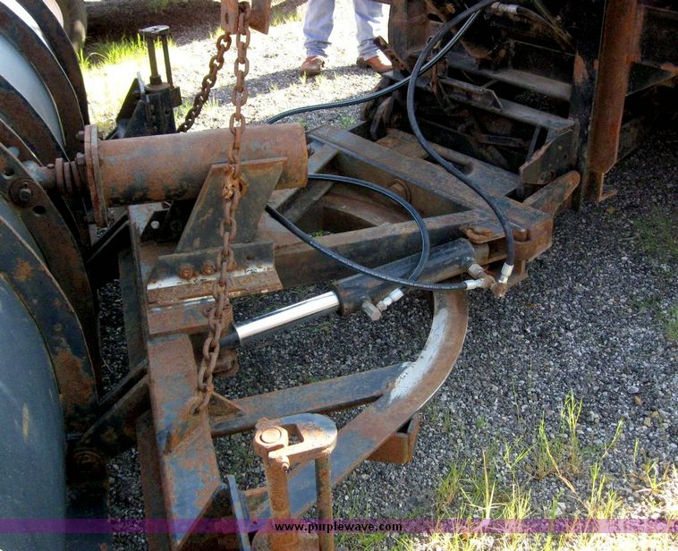 image for item 8465 1997 International 4000 Series 4900 dump truck