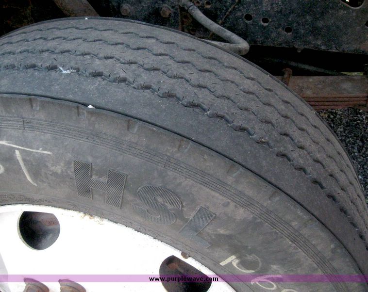 image for item 8465 1997 International 4000 Series 4900 dump truck