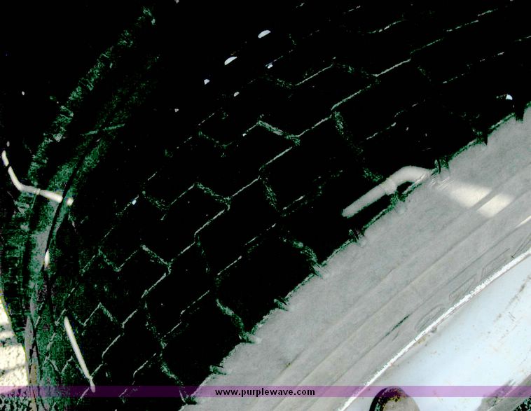 image for item 8465 1997 International 4000 Series 4900 dump truck