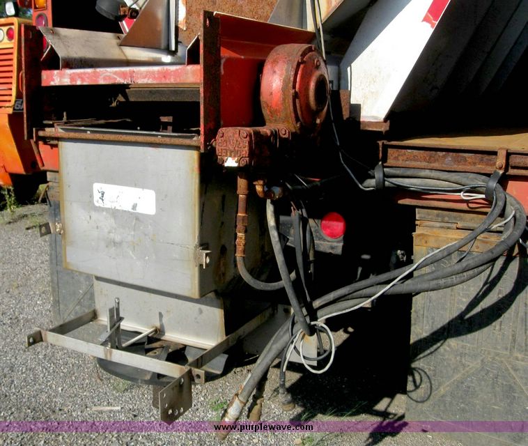 image for item 8465 1997 International 4000 Series 4900 dump truck