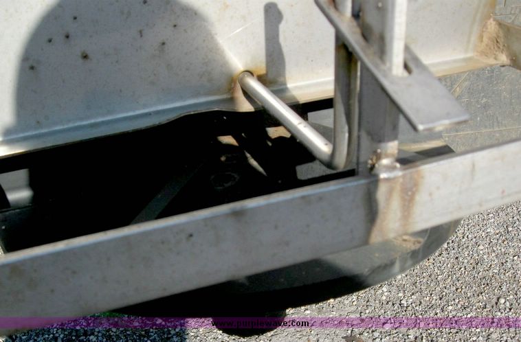 image for item 8465 1997 International 4000 Series 4900 dump truck