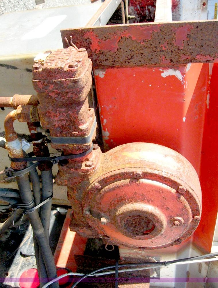 image for item 8465 1997 International 4000 Series 4900 dump truck