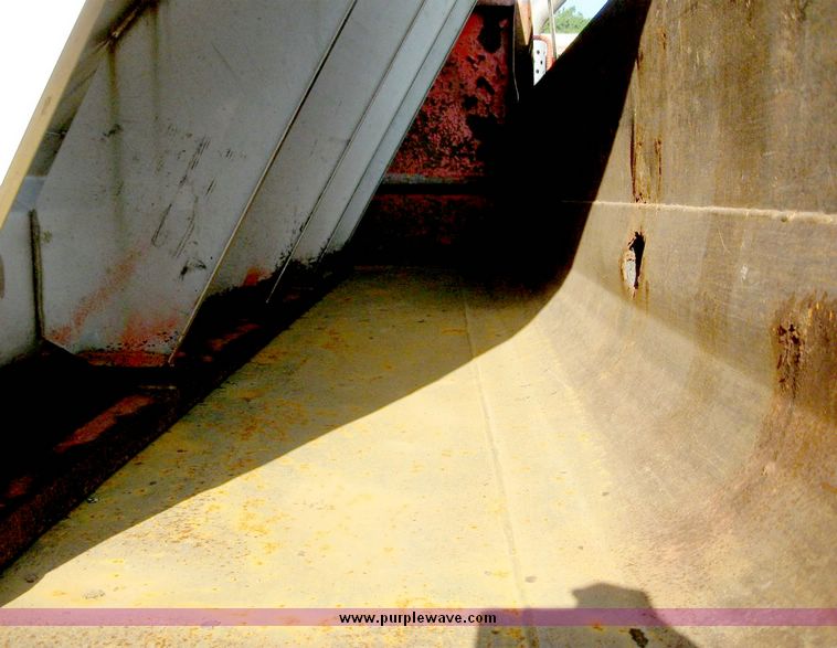 image for item 8465 1997 International 4000 Series 4900 dump truck