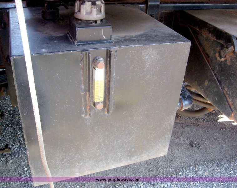 image for item 8465 1997 International 4000 Series 4900 dump truck