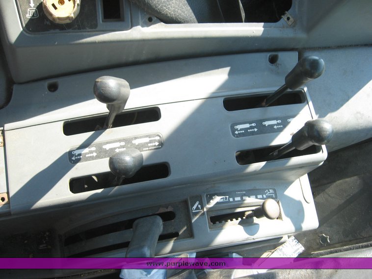 image for item 8504 1996 New Holland 6640SL tractor