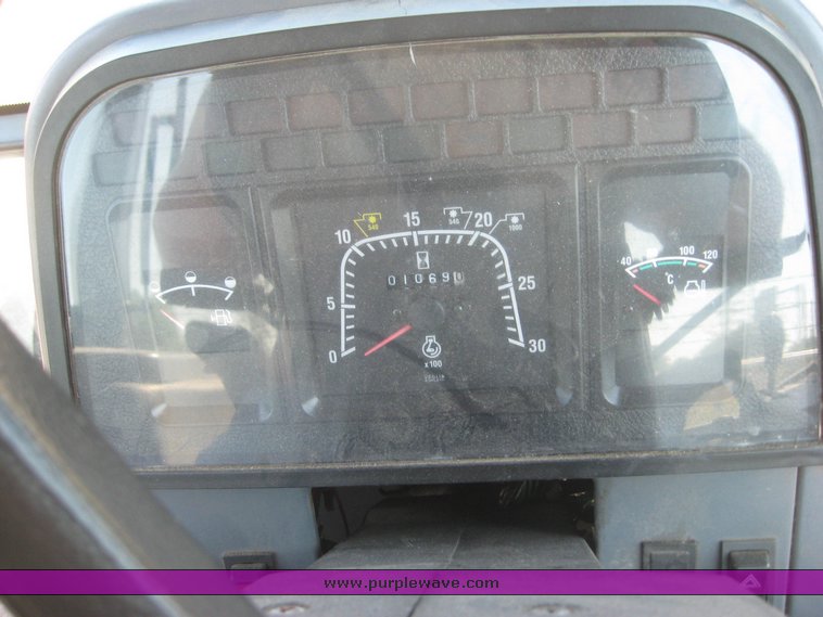 image for item 8504 1996 New Holland 6640SL tractor