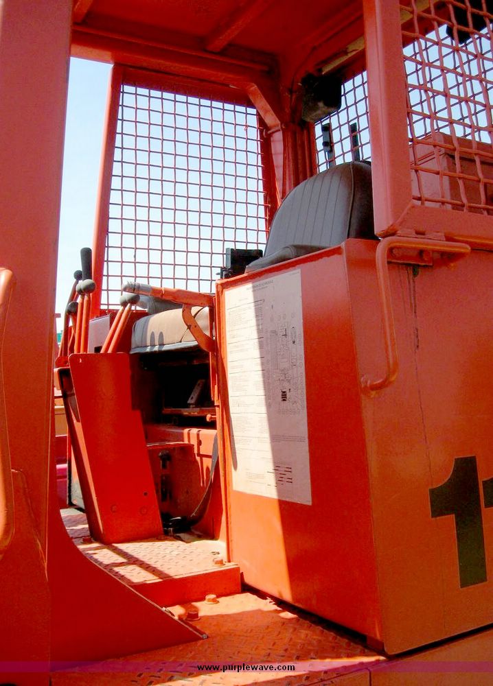 image for item 8516 1989 Case 1155E crawler tractor loader