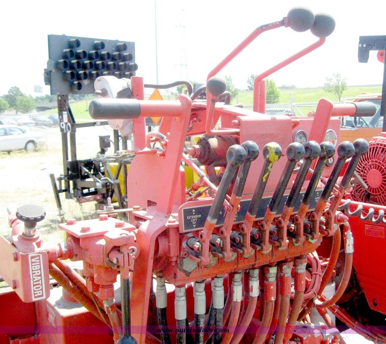 image for item 8520 1996 Leeboy 1000BH asphalt paver