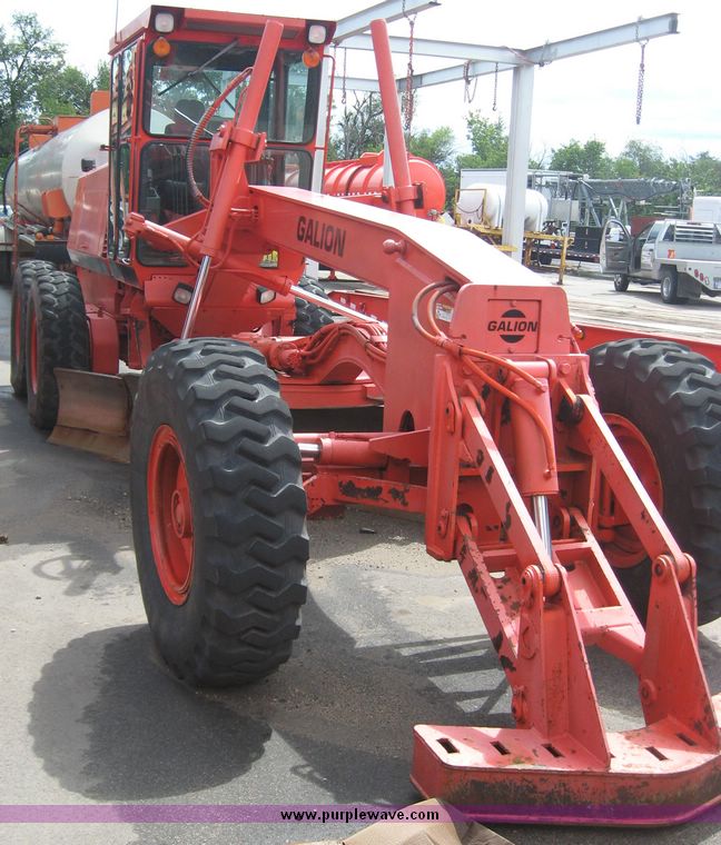 image for item 8570 1996 Galion articulated motor grader