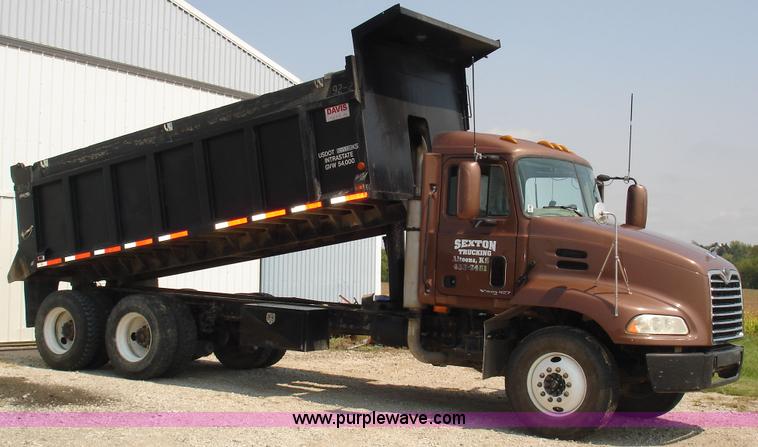 image for item 1500 2001 Mack CX613 tractor truck