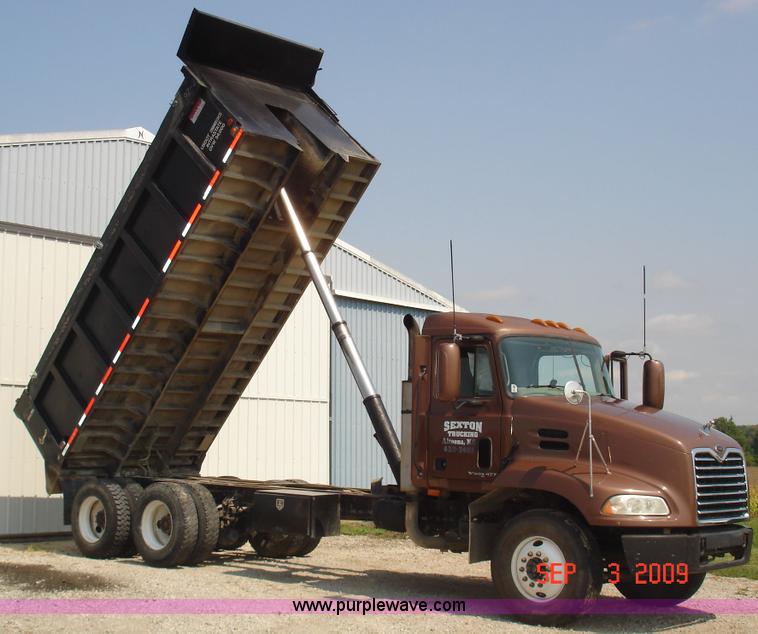 image for item 1500 2001 Mack CX613 tractor truck