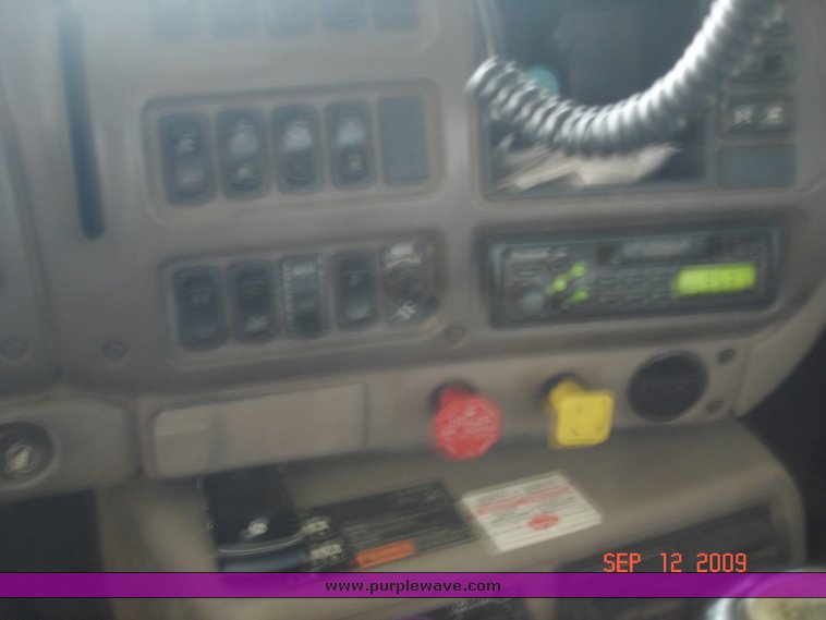 image for item 1500 2001 Mack CX613 tractor truck