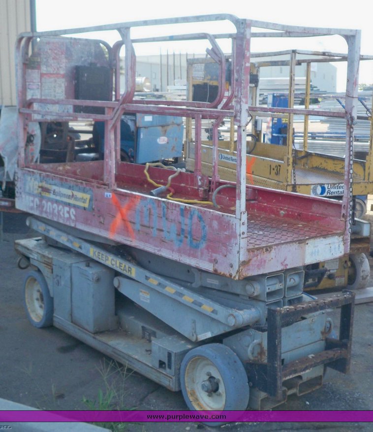 image for item 3420 1998 Mec 2033ES man lift