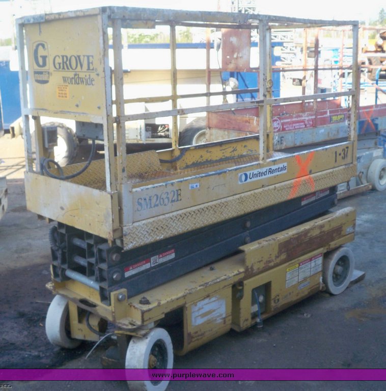 image for item 3423 Grove SM2632E man lift