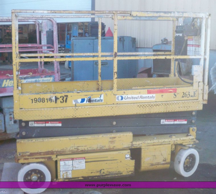 image for item 3423 Grove SM2632E man lift