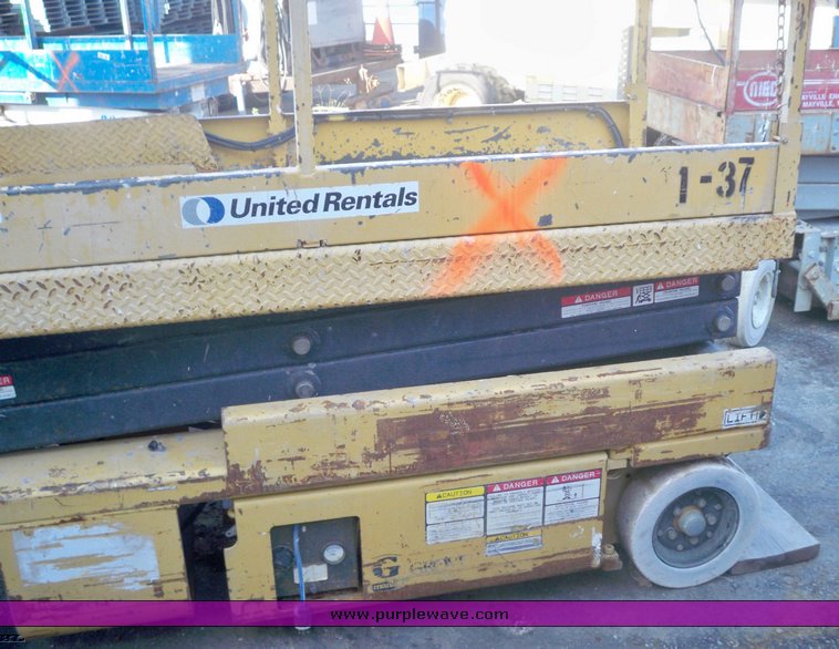 image for item 3423 Grove SM2632E man lift