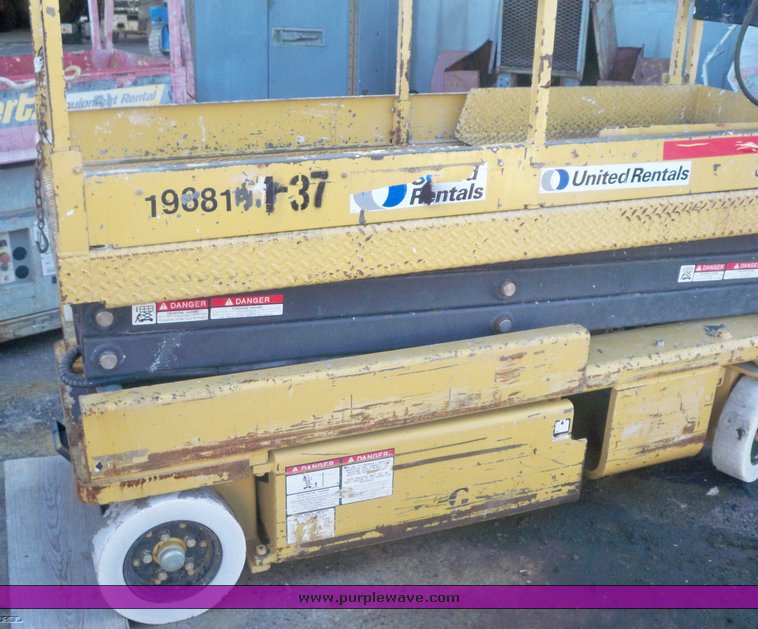 image for item 3423 Grove SM2632E man lift