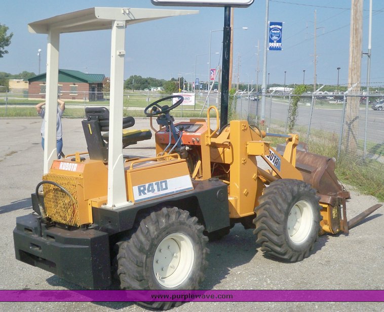 Kubota R410 articulated loader in Derby, KS Item 3439 sold Purple Wave