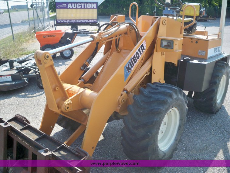 image for item 3439 Kubota R410 articulated loader