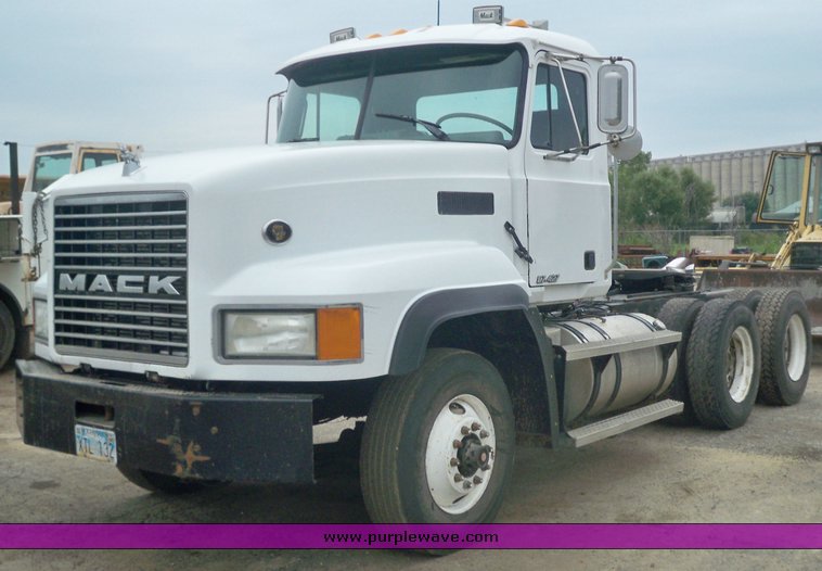 image for item 3445 1995 Mack CL713