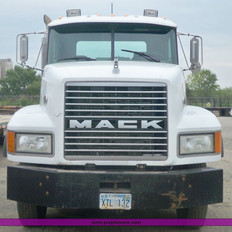 image for item 3445 1995 Mack CL713