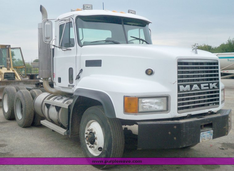 image for item 3445 1995 Mack CL713