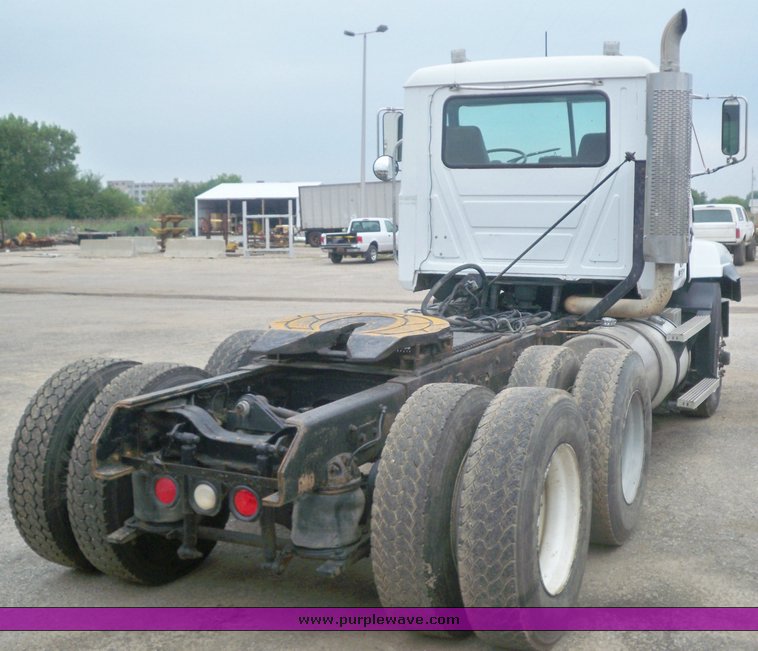 image for item 3445 1995 Mack CL713