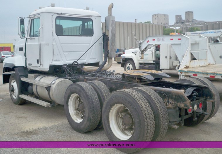 image for item 3445 1995 Mack CL713