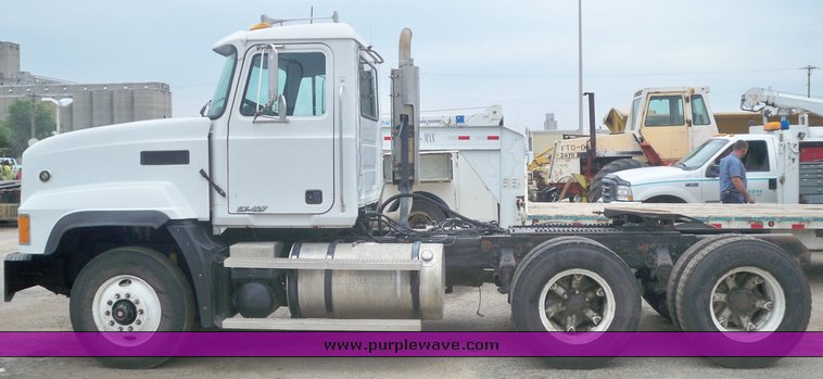 image for item 3445 1995 Mack CL713