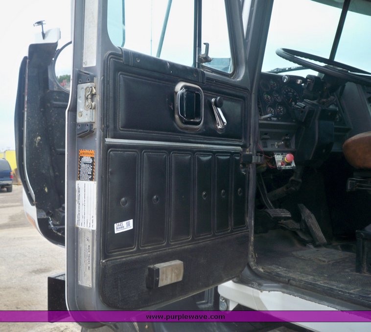 image for item 3445 1995 Mack CL713