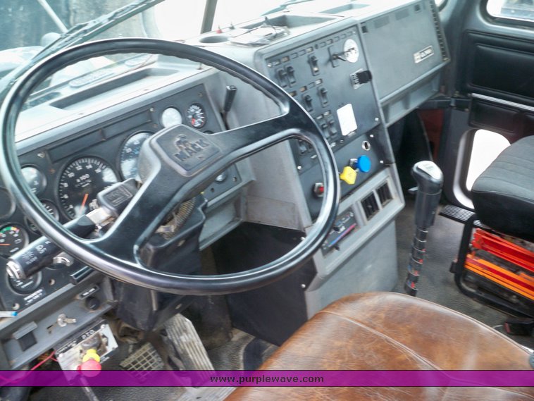 image for item 3445 1995 Mack CL713