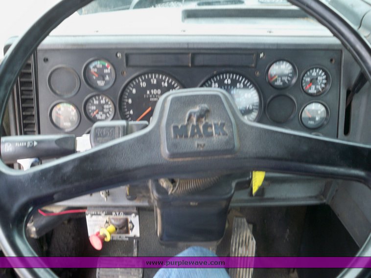 image for item 3445 1995 Mack CL713