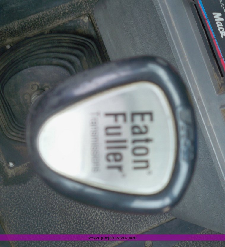 image for item 3445 1995 Mack CL713