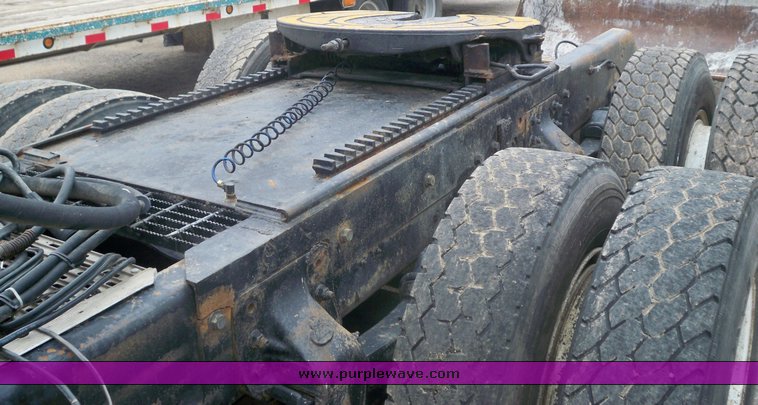 image for item 3445 1995 Mack CL713