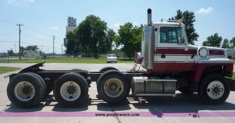 image for item 4038 1995 Ford Conventional L9000 triple axle semi truck