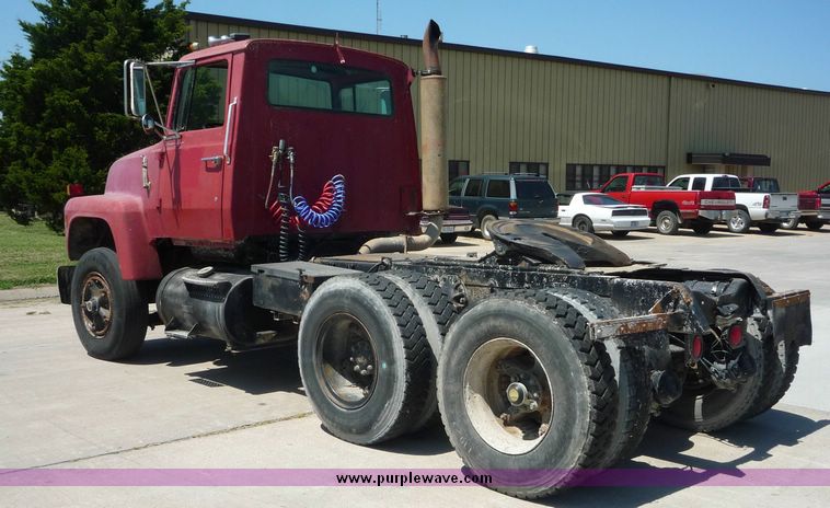 image for item 4039 1975 Ford 9000 tandem truck tractor