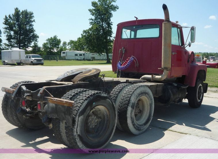 image for item 4039 1975 Ford 9000 tandem truck tractor