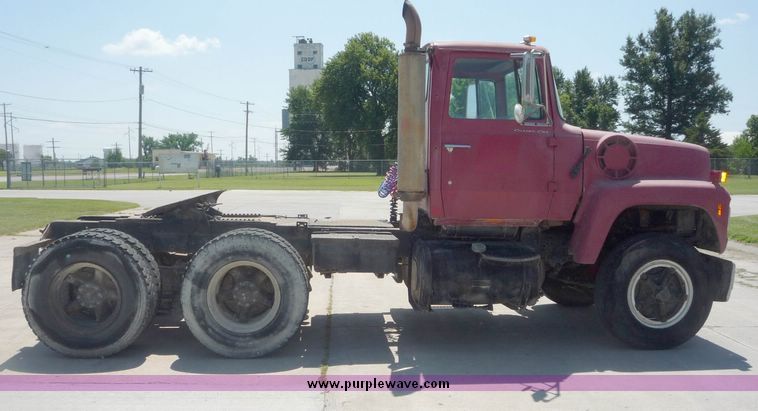 image for item 4039 1975 Ford 9000 tandem truck tractor