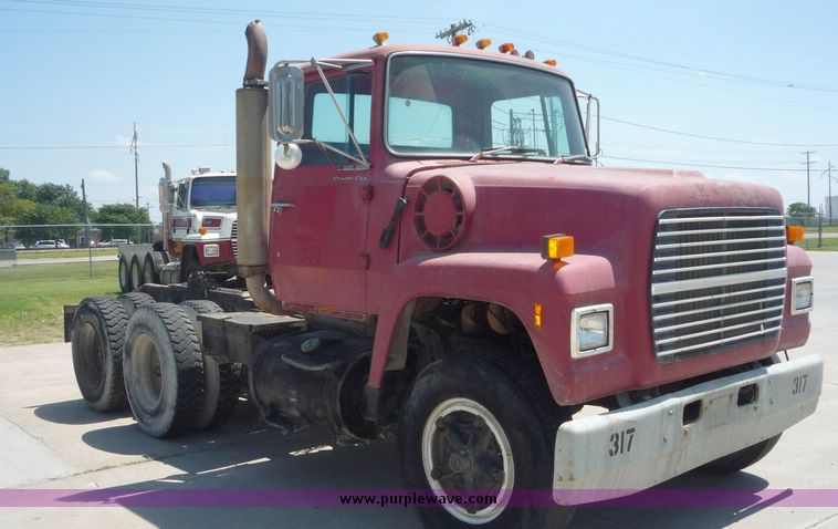image for item 4039 1975 Ford 9000 tandem truck tractor