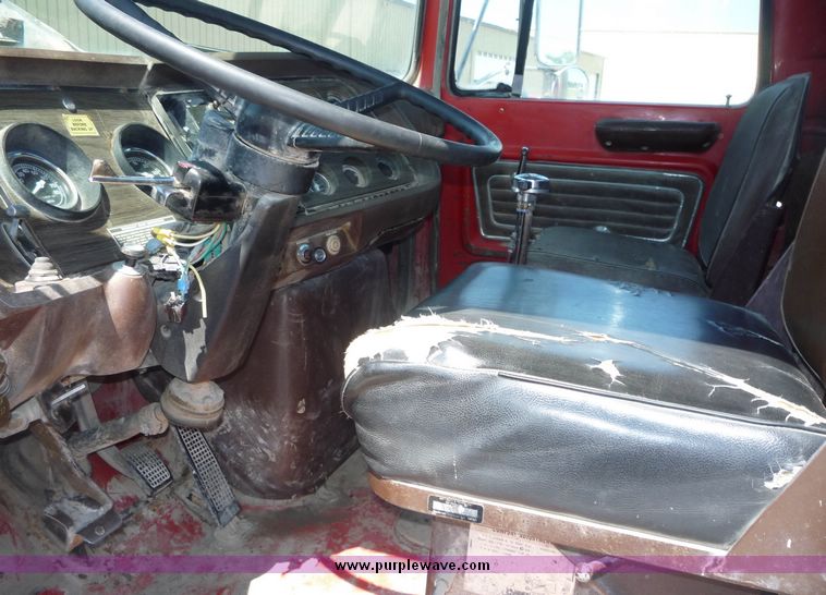 image for item 4039 1975 Ford 9000 tandem truck tractor