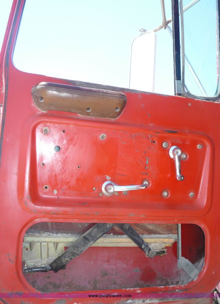 image for item 4039 1975 Ford 9000 tandem truck tractor