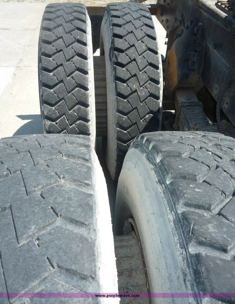 image for item 4039 1975 Ford 9000 tandem truck tractor