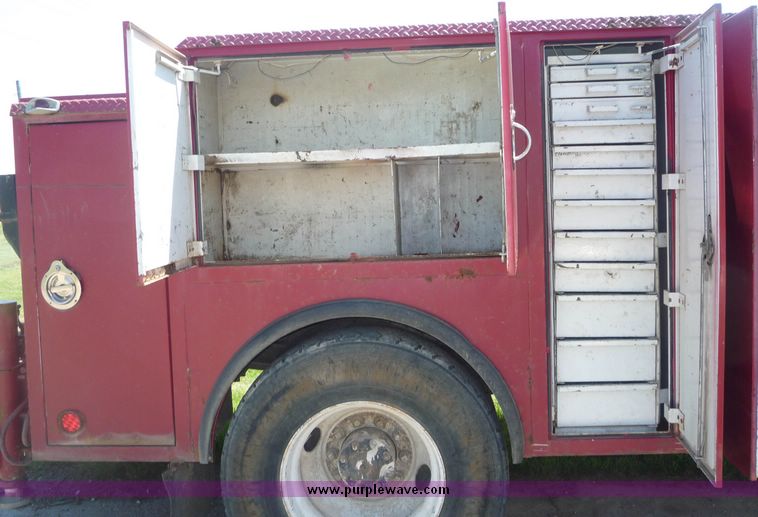 image for item 4048 1995 Ford F800 truck with Turner utility bed