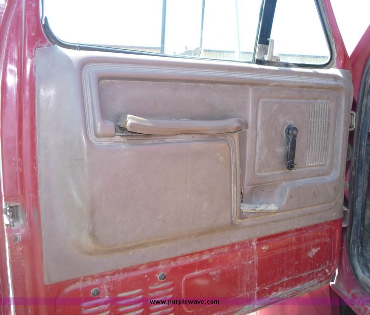 image for item 4048 1995 Ford F800 truck with Turner utility bed