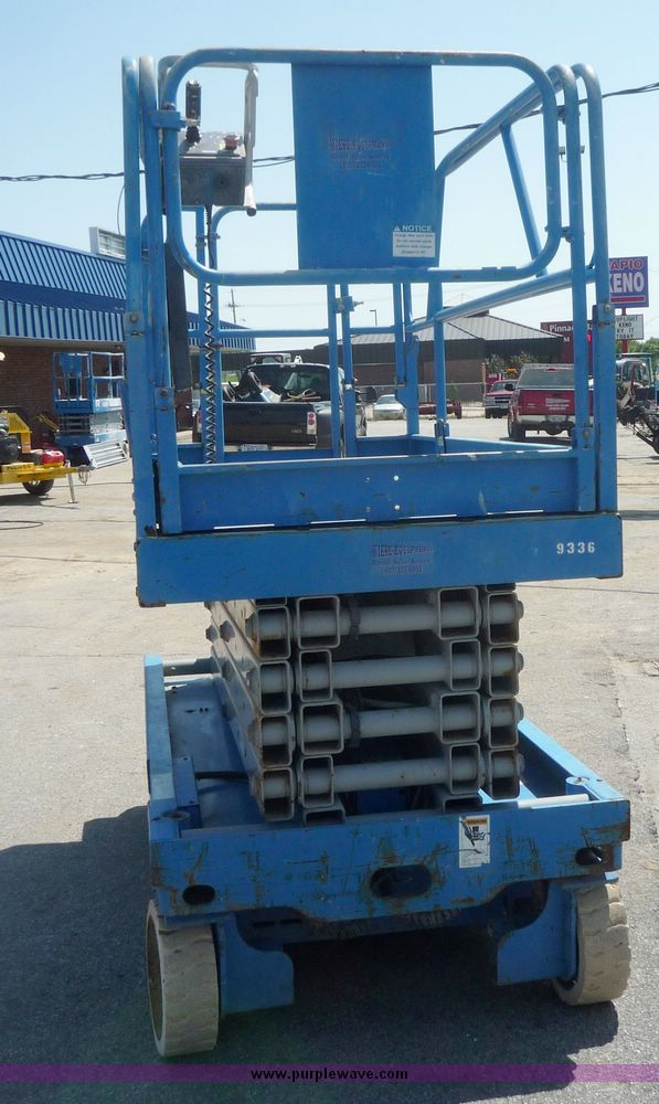 image for item 5066 2000 Genie GS-3246 scissor lift