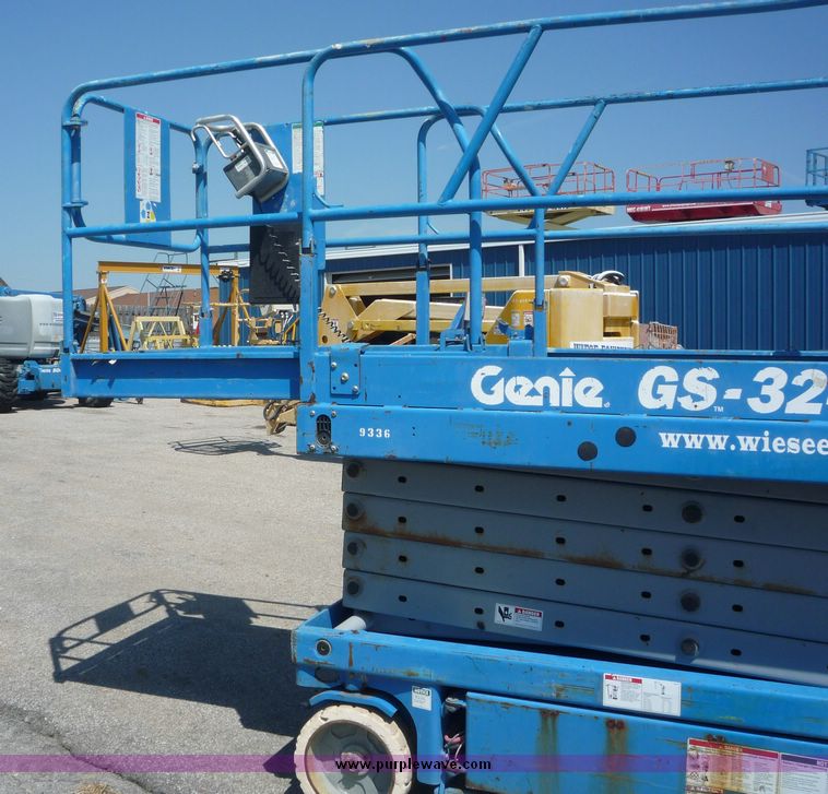 image for item 5066 2000 Genie GS-3246 scissor lift