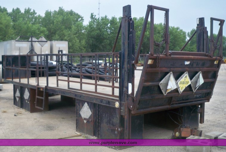 image for item 6953 Steel flat bed with Walt Co. hydraulic lift