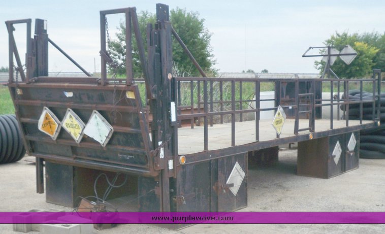 image for item 6953 Steel flat bed with Walt Co. hydraulic lift