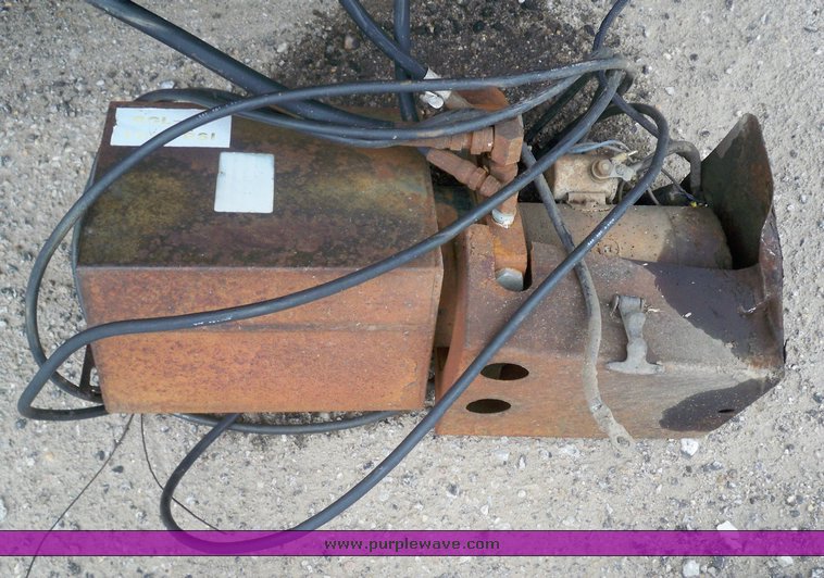 image for item 6953 Steel flat bed with Walt Co. hydraulic lift